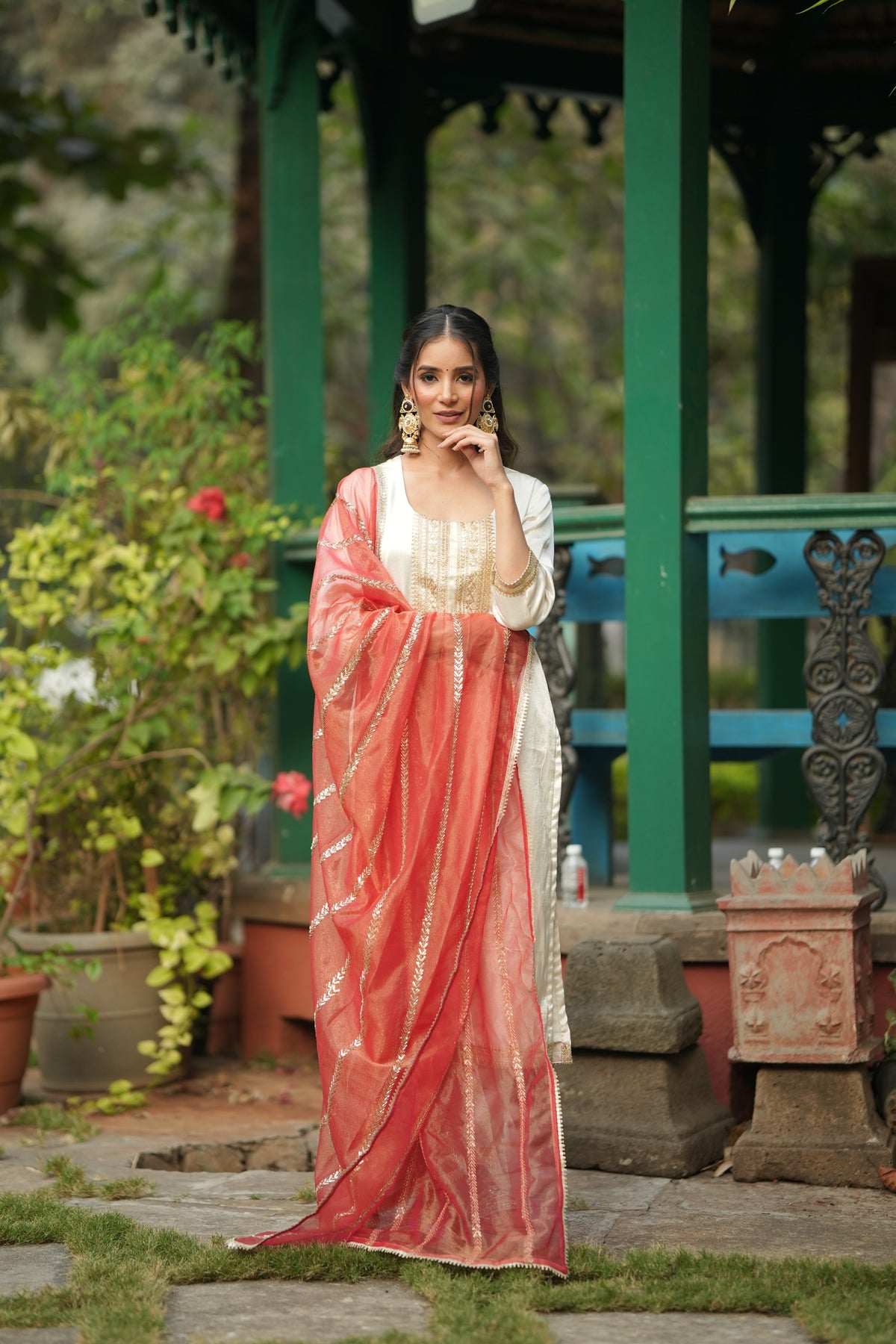 Gold lace borders at the three-quarter sleeve ends of the ARTISAN'S MOTIF silk kurta.