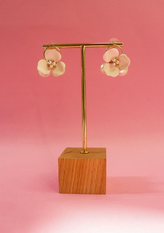Flower stud earrings
