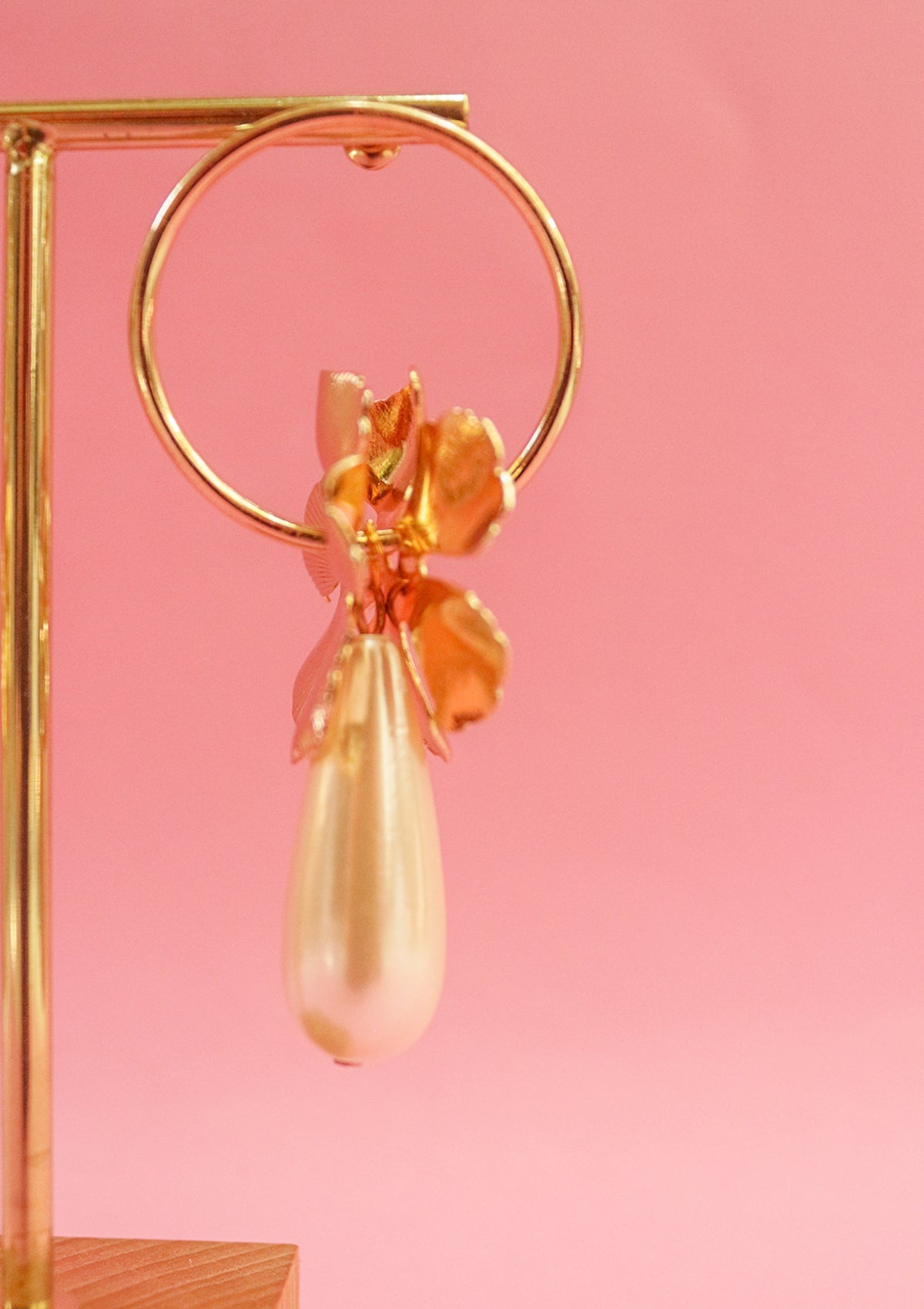 Flowered hoop earrings